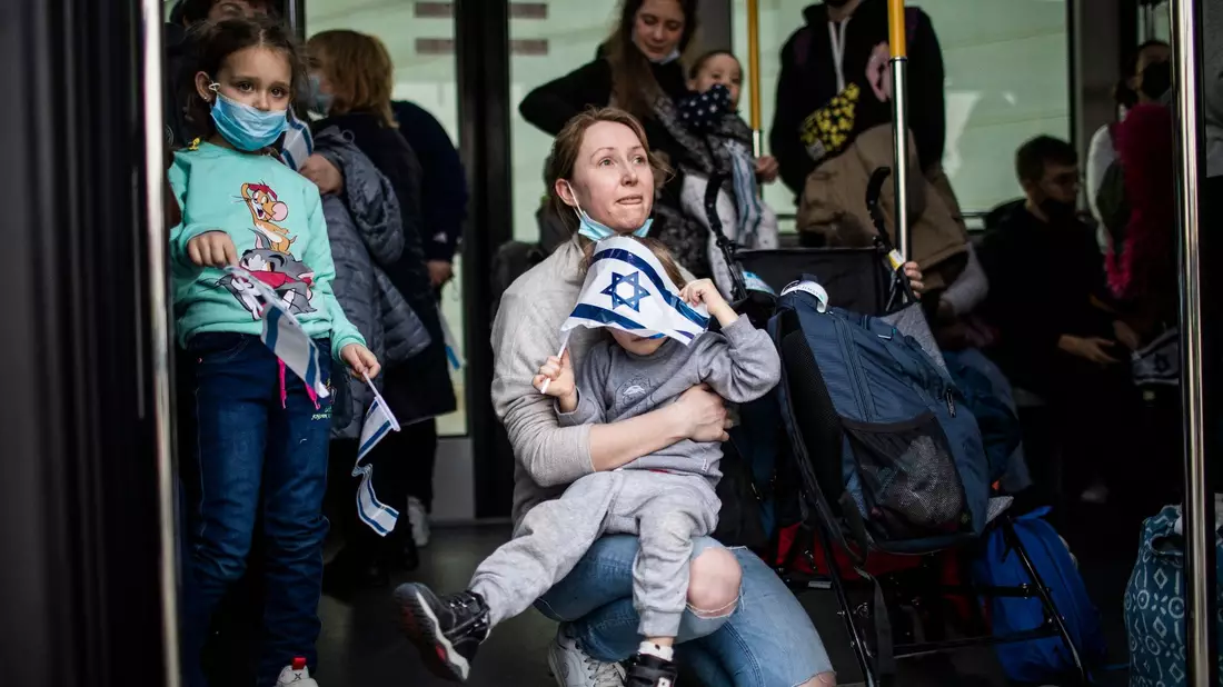 Eine jüdische Einwanderin auf dem internationalen Flughafen Ben Gurion in Tel Aviv. Die israelische Armee hat neue Schutzanweisungen für die Zivilbevölkerung veröffentlicht. (Symbolbild) - Bild: Ilia Yefimovich/dpa