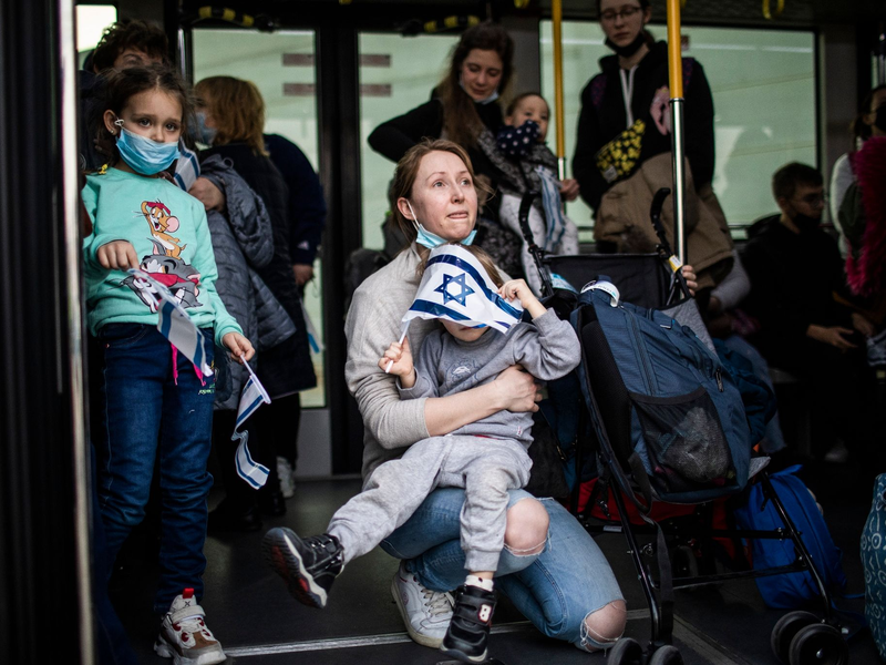 Eine jüdische Einwanderin auf dem internationalen Flughafen Ben Gurion in Tel Aviv. Die israelische Armee hat neue Schutzanweisungen für die Zivilbevölkerung veröffentlicht. (Symbolbild) - Foto: Ilia Yefimovich/dpa