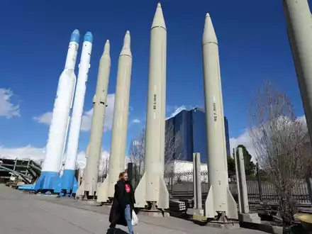 Der Iran will den Vergeltungsschlag Israels nicht einfach so hinnehmen. (Archivbild) - Foto: Vahid Salemi/AP/dpa