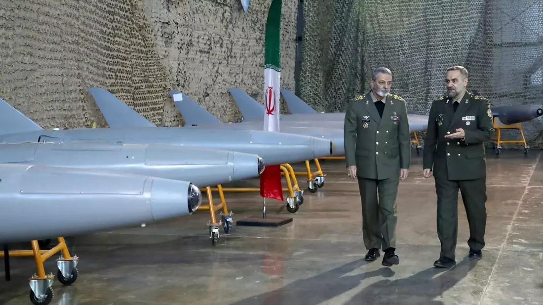 Irans Verteidigungsminister, General Mohammed-Resa Aschtiani (r), spricht mit dem Befehlshaber der Armee, General Abdolrahim Mussawi, während einer Zeremonie zur Übergabe der im Inland gebauten Drohnen an die Armee (Archivbild). - Bild: Uncredited/Iranian Defense Ministry/dpa