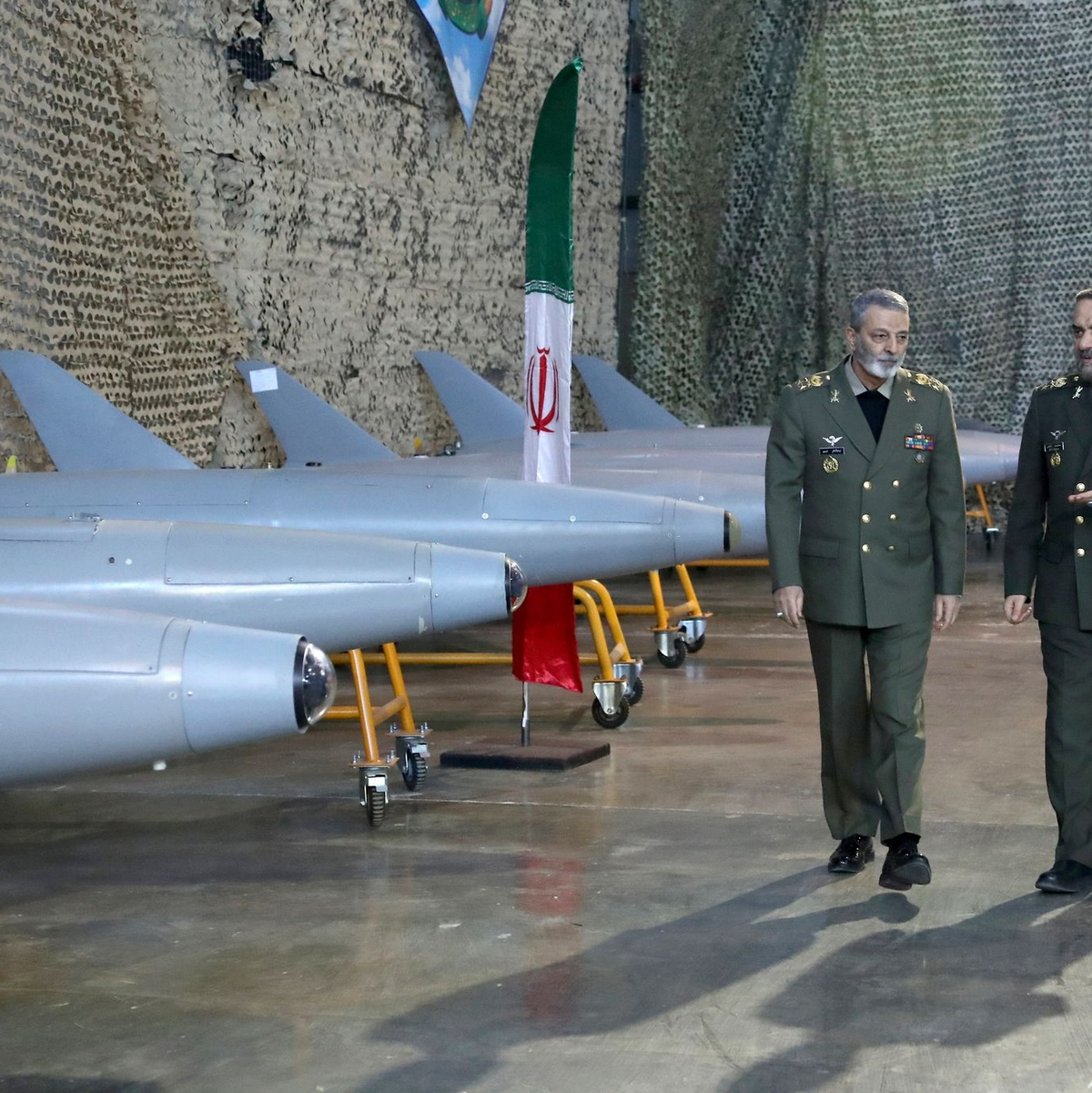 Irans Verteidigungsminister General Mohammed-Resa Aschtiani (r)spricht mit dem Befehlshaber der Armee, General Abdolrahim Mussawi, während einer Zeremonie zur Übergabe der im Inland gebauten Drohnen an die Armee. - Foto: Uncredited/Iranian Defense Ministry/dpa
