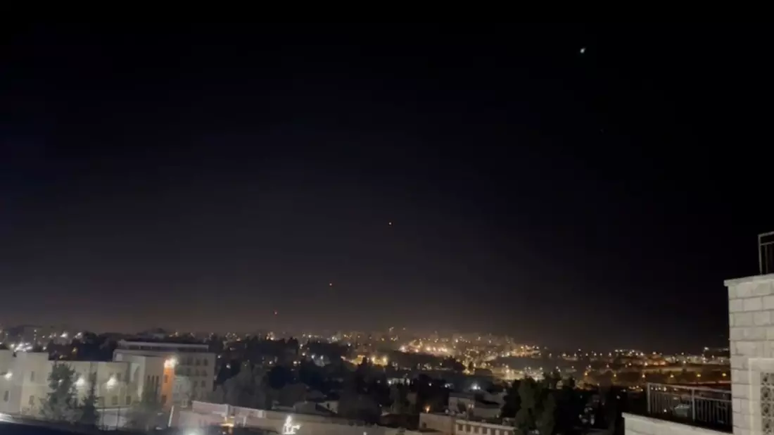 Dieses Videostandbild zeigt, wie Abfangraketen über Jerusalem in den Himmel geschossen werden. - Bild: Sam Mednick/AP