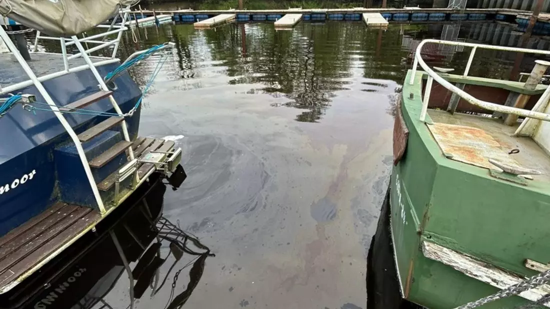 WSPI-OLD: Öl im Hafen von Bremervörde - Bild: presseportal.de