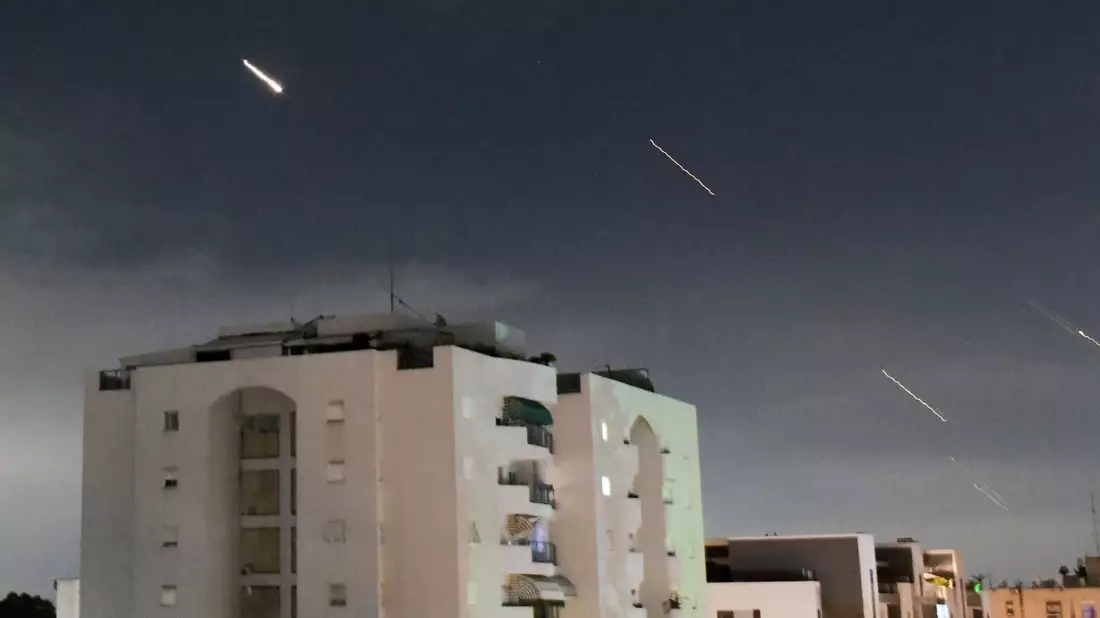 Das israelische Luftabwehrsystem «Iron Dome» feuert, um vom Iran abgefeuerte Raketen abzufangen. - Bild: Tomer Neuberg/AP