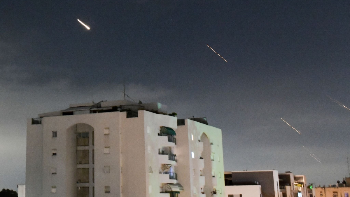 Das israelische Luftabwehrsystem «Iron Dome» fängt vom Iran abgefeuerte Raketen ab. - Foto: Tomer Neuberg/AP