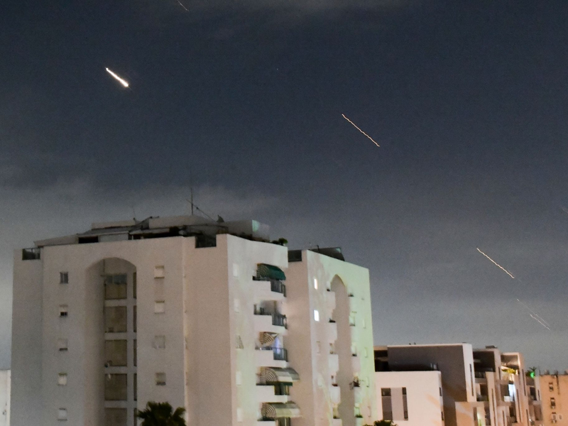 Das israelische Luftabwehrsystem «Iron Dome» fängt vom Iran abgefeuerte Raketen ab. - Foto: Tomer Neuberg/AP