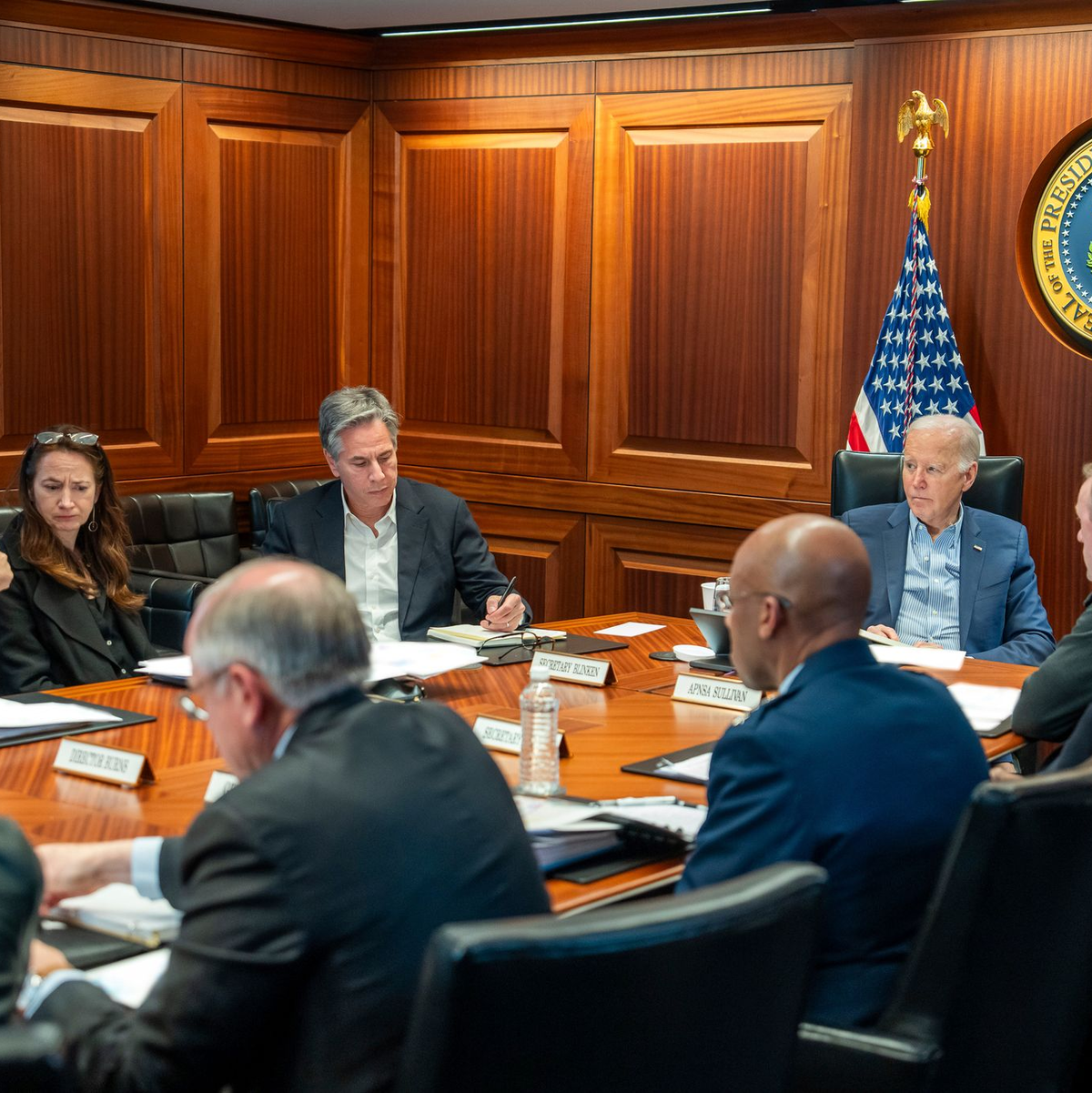 US-Präsident Joe Biden (3.v.r)trifft sich mit Mitgliedern des Nationalen Sicherheitsteams. - Foto: Adam Schultz/The White House/AP/dpa