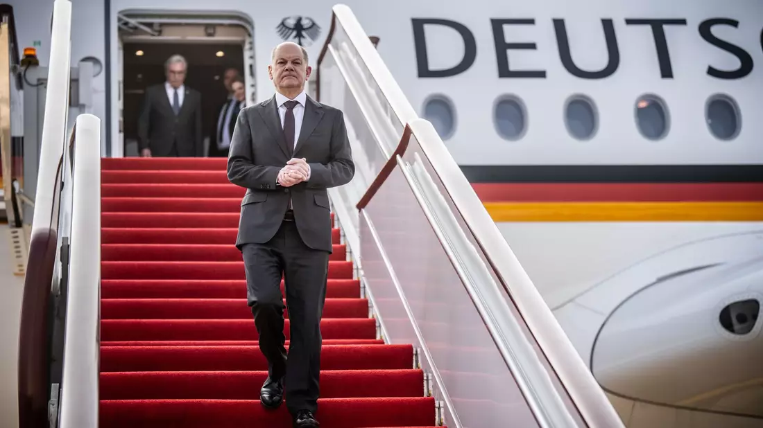 Bundeskanzler Olaf Scholz (SPD) steigt am Flughafen von Chongqing in China aus dem Flugzeug. - Bild: Michael Kappeler/dpa