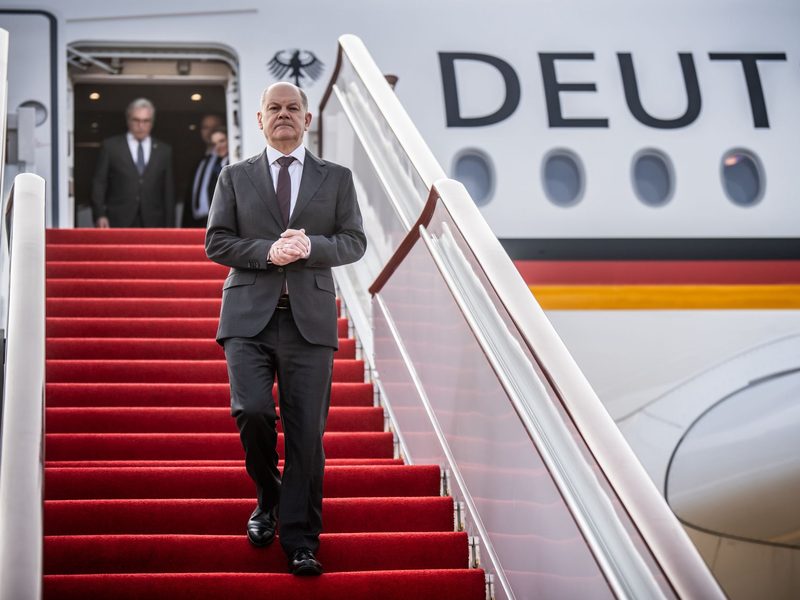 Bundeskanzler Olaf Scholz (SPD) steigt am Flughafen von Chongqing in China aus dem Flugzeug. - Foto: Michael Kappeler/dpa