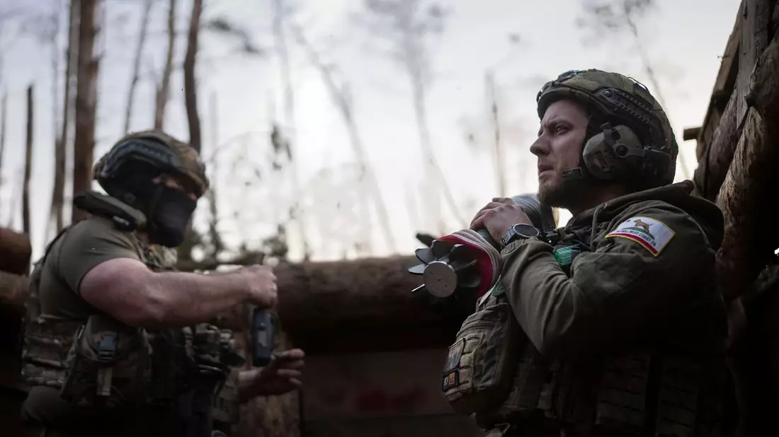 Ein ukrainischer Soldat trägt eine Mörsergranate, während er auf einen Feuerbefehl wartet. - Bild: Alex Babenko/AP