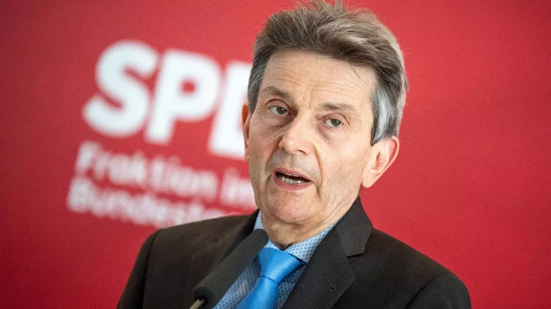 SPD-Fraktionschef Rolf Mützenich setzt sich für eine Kommission zur Corona-Aufarbeitung ein. - Bild: Michael Kappeler/dpa