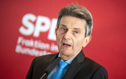 SPD-Fraktionschef Rolf Mützenich setzt sich für eine Kommission zur Corona-Aufarbeitung ein. - Foto: Michael Kappeler/dpa
