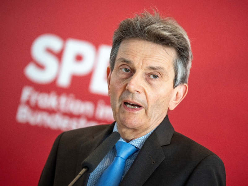 SPD-Fraktionschef Rolf Mützenich setzt sich für eine Kommission zur Corona-Aufarbeitung ein. - Foto: Michael Kappeler/dpa