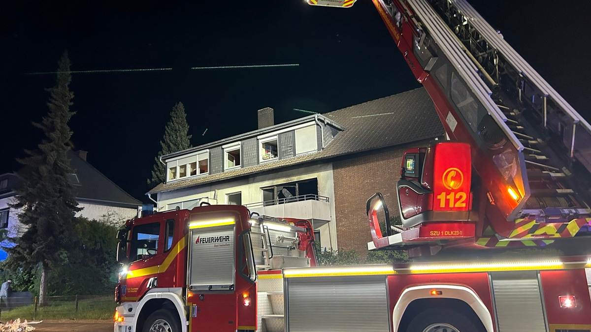 FF Bad Salzuflen: 15 Personen vorübergehend aus Wohnhaus in Bad Salzuflen evakuiert / Freiwillige Feuerwehr ist in der Nacht zu Sonntag mit 45 Kräften im Einsatz - Foto: presseportal.de