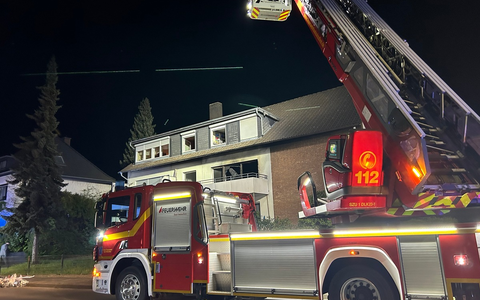FF Bad Salzuflen: 15 Personen vorübergehend aus Wohnhaus in Bad Salzuflen evakuiert / Freiwillige Feuerwehr ist in der Nacht zu Sonntag mit 45 Kräften im Einsatz - Foto: presseportal.de