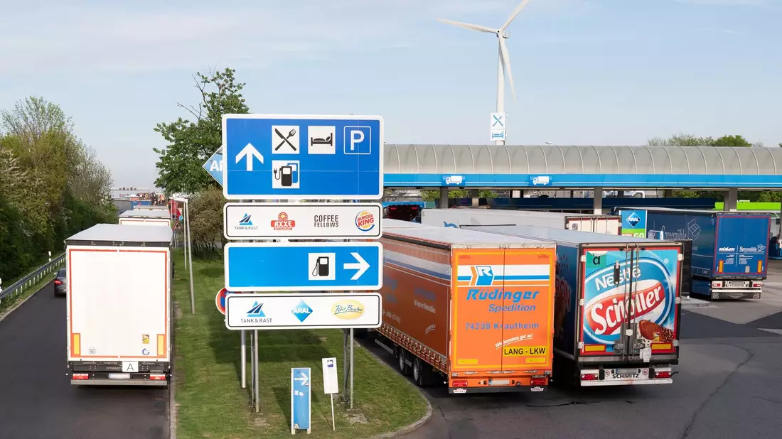 Zahlreiche Lkws parken an der Autobahnraststätte Dresdner Tor Süd an der Autobahn 4. - Bild: Sebastian Kahnert/dpa