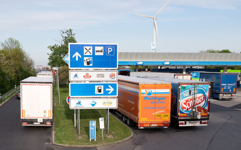 Zahlreiche Lkws parken an der Autobahnraststätte Dresdner Tor Süd an der Autobahn 4. - Foto: Sebastian Kahnert/dpa
