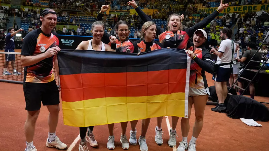 Das deutsche Tennis-Team feiert nach dem Sieg über Brasilien beim Billie Jean King Cup. - Bild: Andre Penner/AP