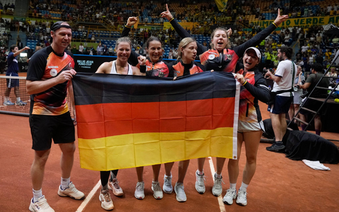 Das deutsche Tennis-Team feiert nach dem Sieg über Brasilien beim Billie Jean King Cup. - Foto: Andre Penner/AP Das deutsche Tennis-Team feiert nach dem Sieg über Brasilien beim Billie Jean King Cup. - Foto: Andre Penner/AP