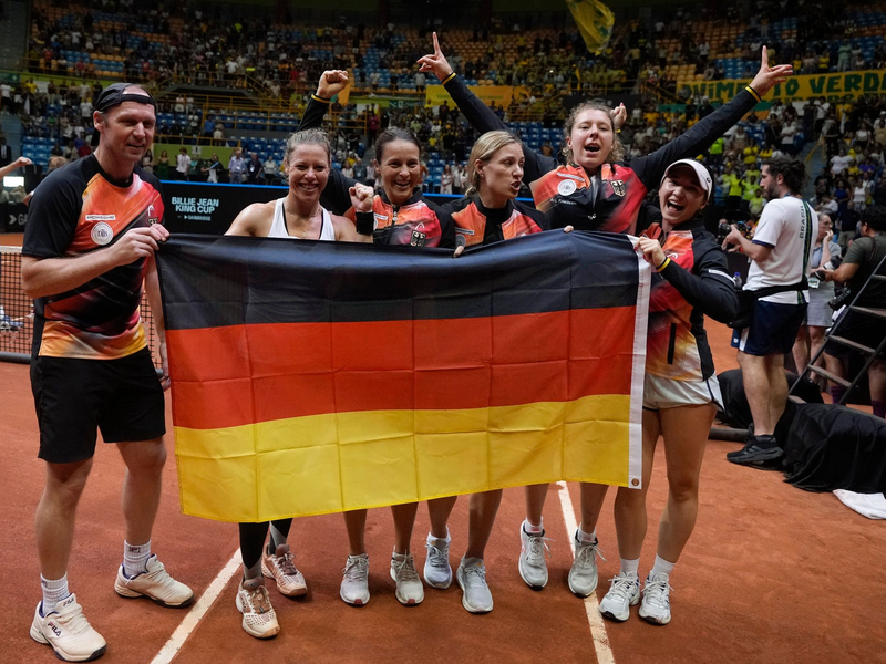 Das deutsche Tennis-Team feiert nach dem Sieg über Brasilien beim Billie Jean King Cup. - Foto: Andre Penner/AP