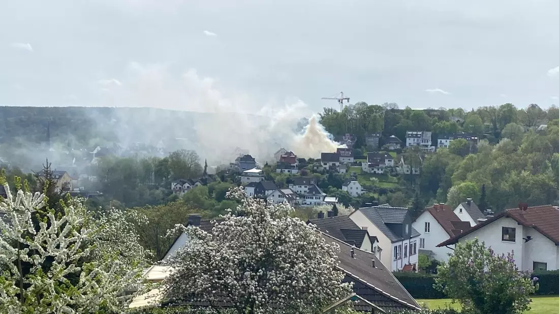 FW-EN: Wetter - Betriebsmittelspur und Heckenbrand sorgt für starke Rauchentwicklung - Bild: presseportal.de