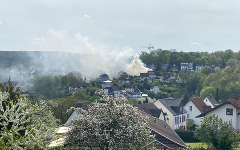 FW-EN: Wetter - Betriebsmittelspur und Heckenbrand sorgt für starke Rauchentwicklung - Foto: presseportal.de