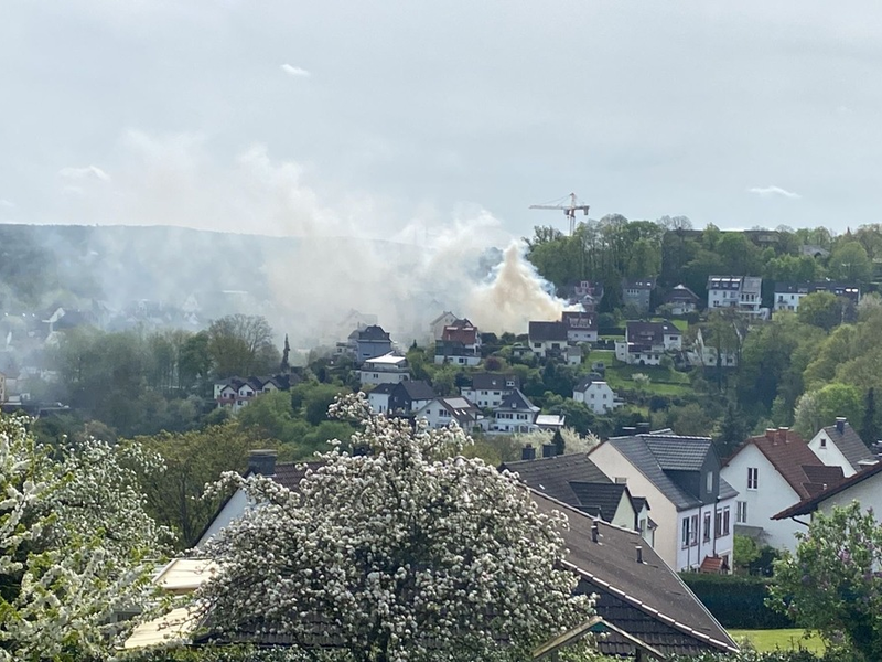 FW-EN: Wetter - Betriebsmittelspur und Heckenbrand sorgt für starke Rauchentwicklung - Foto: presseportal.de