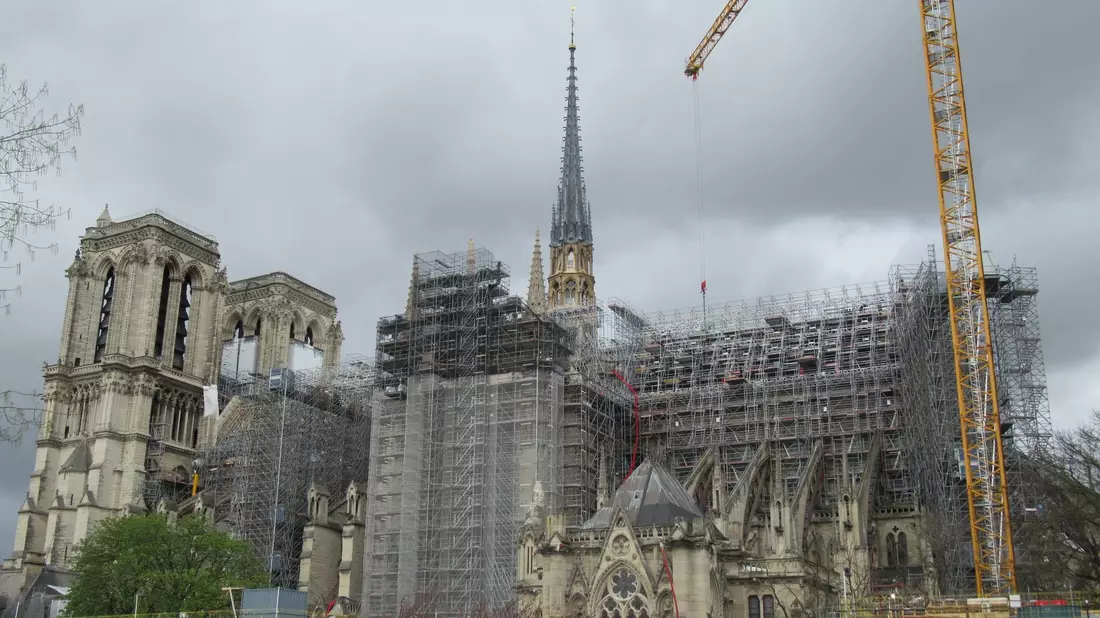 Ein Gerüst mit mehr als 90 Metern Höhe verdeckt die Sicht auf die Kathedrale. Zur Olympia-Eröffnung soll davon nicht mehr viel zu sehen sein. - Bild: Sabine Glaubitz/dpa