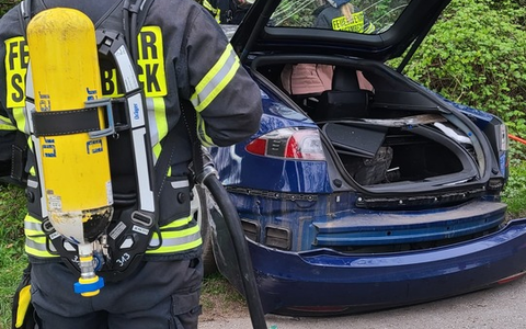 FW-Schermbeck: Unfall mit E-Auto - Foto: presseportal.de