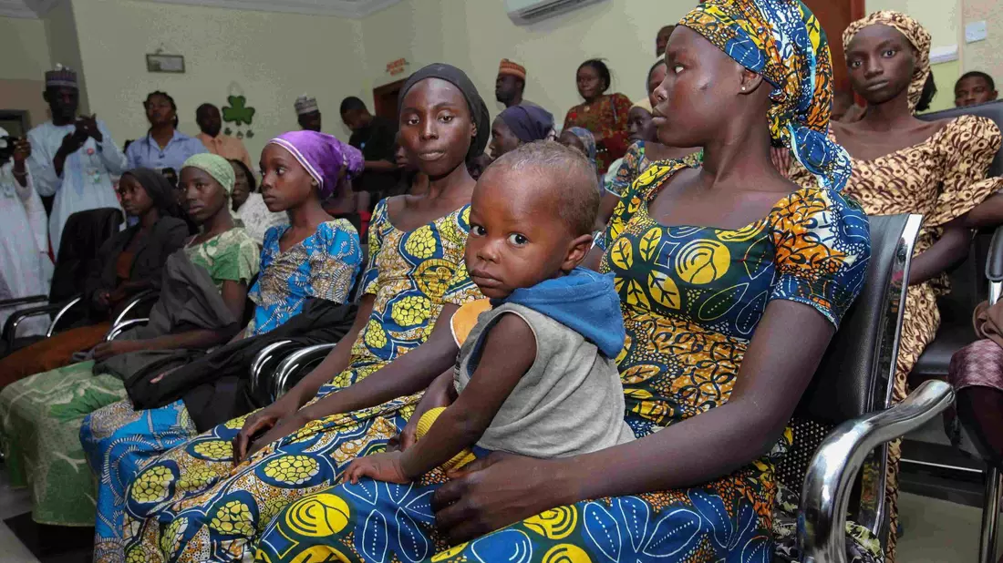 Mädchen aus Chibok, die zuvor aus der Hand islamistischer Extremisten befreit worden waren. (Archiv) - Bild: Str/dpa