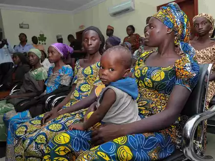 Mädchen aus Chibok, die zuvor aus der Hand islamistischer Extremisten befreit worden waren. (Archiv) - Foto: Str/dpa