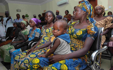 MĂ€dchen aus Chibok, die zuvor aus der Hand islamistischer Extremisten befreit worden waren. (Archiv) - Foto: Str/dpa MĂ€dchen aus Chibok, die zuvor aus der Hand islamistischer Extremisten befreit worden waren. (Archiv) - Foto: Str/dpa