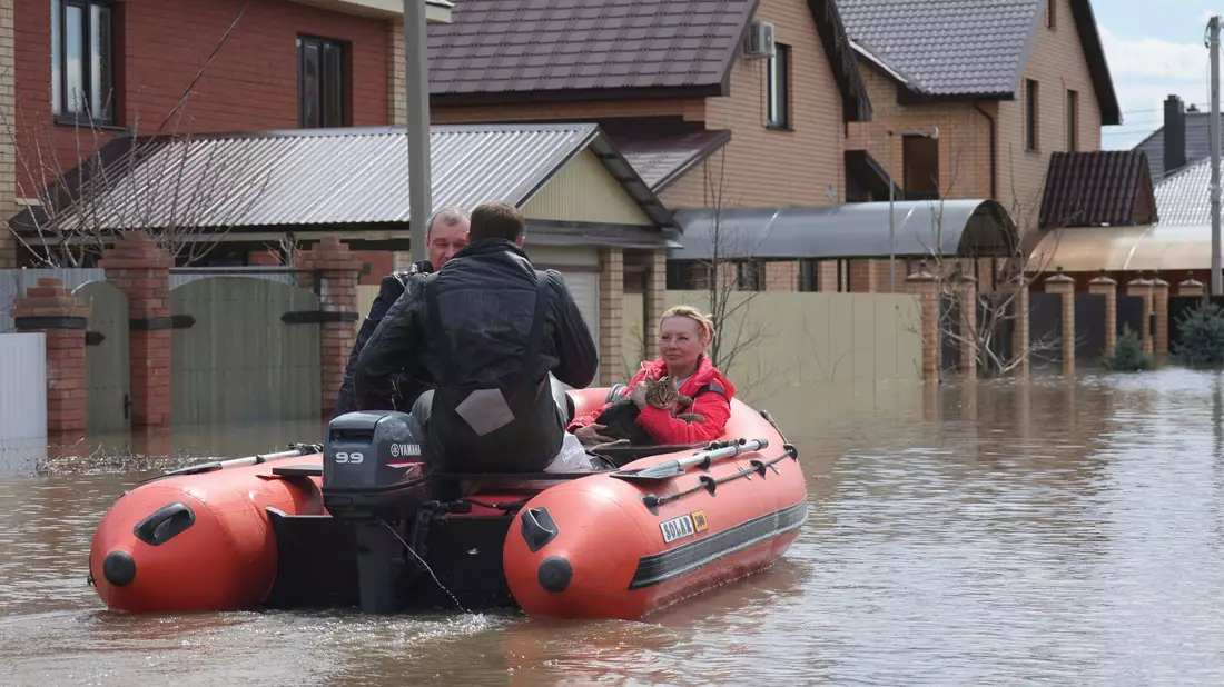In der Region Orenburg stehen noch tausende Häuser unter Wasser. - Bild: ---/AP/dpa