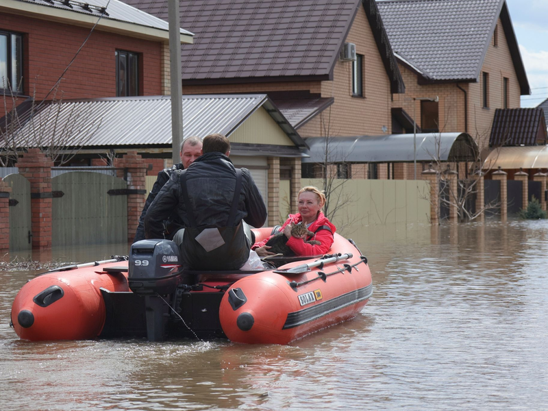 In der Region Orenburg stehen noch tausende Häuser unter Wasser. - Foto: ---/AP/dpa