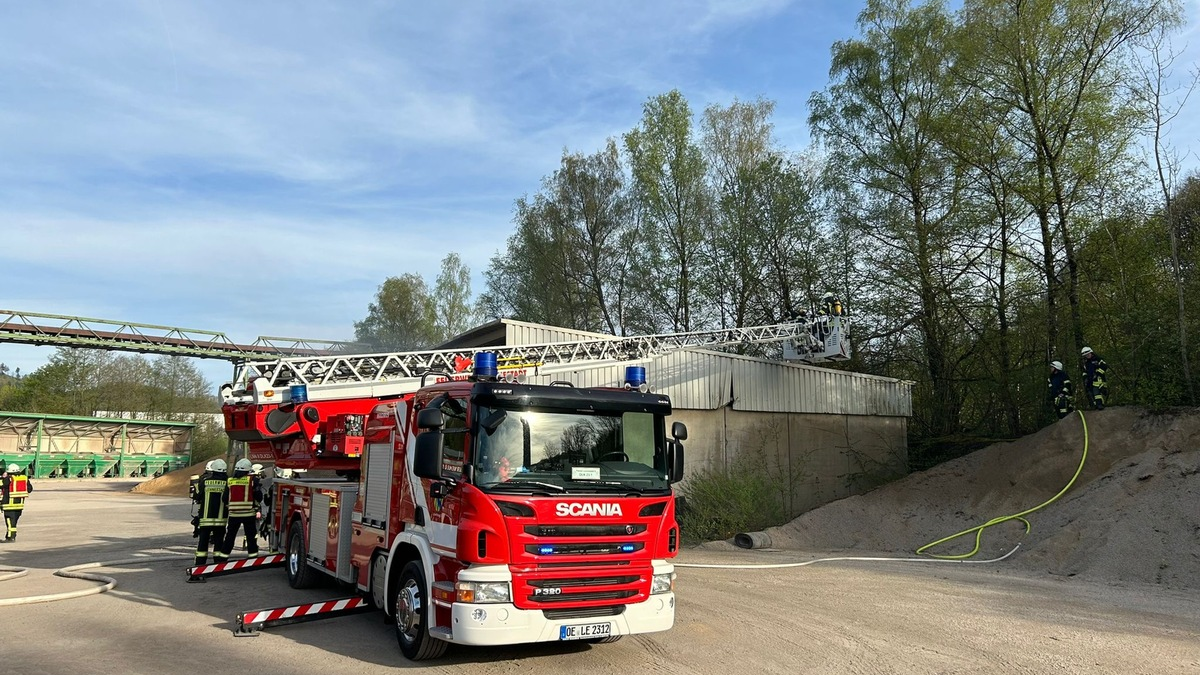 FW-OE: Feuerwehr auf Industriefläche beschäftigt Feuerwehr - Foto: presseportal.de