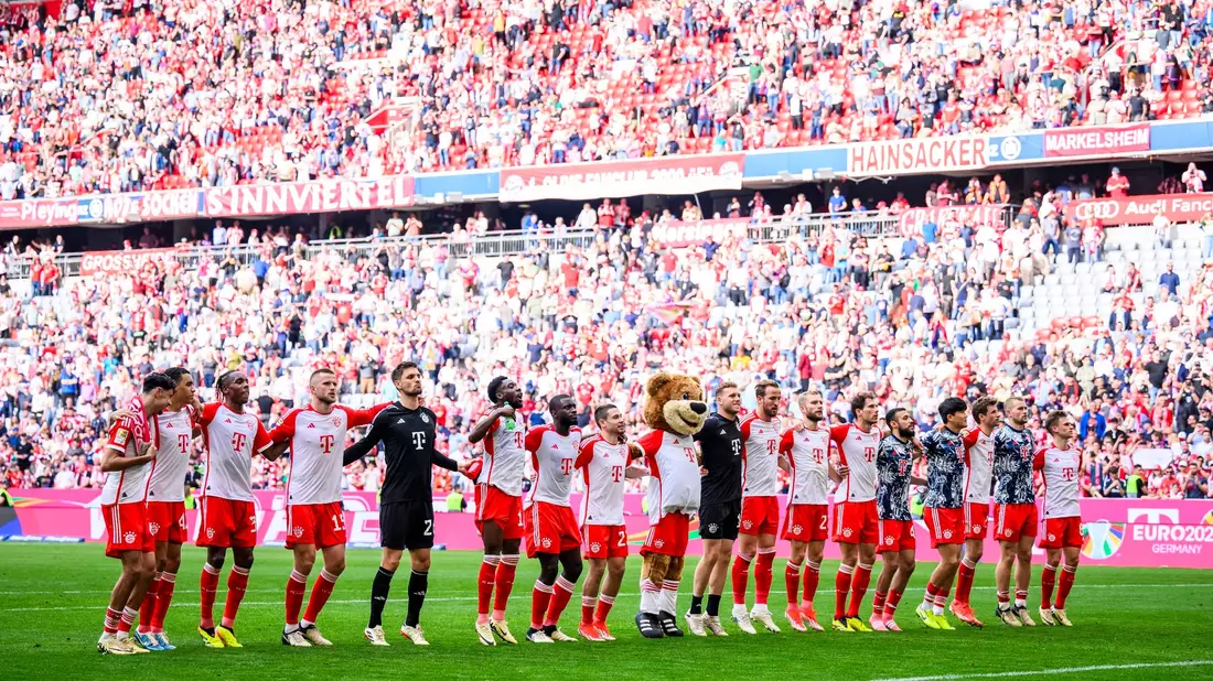 Die Spieler des FC Bayern München feiern den Einzug in Halbfinale der Champions League. - Bild: Tom Weller/dpa