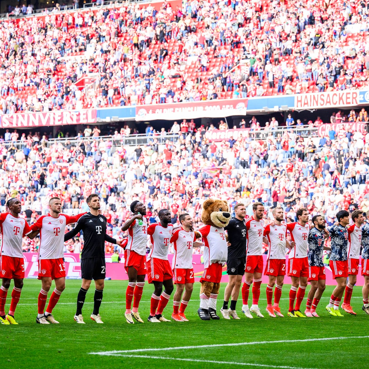 Die Spieler des FC Bayern München feiern den Einzug in Halbfinale der Champions League. - Foto: Tom Weller/dpa