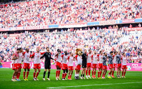 Die Spieler des FC Bayern bedanken sich nach dem Sieg gegen den 1. FC Köln bei den Fans. - Foto: Tom Weller/dpa