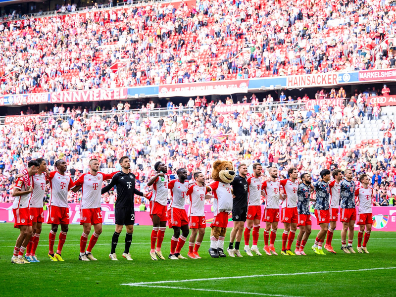 Die Spieler des FC Bayern bedanken sich nach dem Sieg gegen den 1. FC Köln bei den Fans. - Foto: Tom Weller/dpa