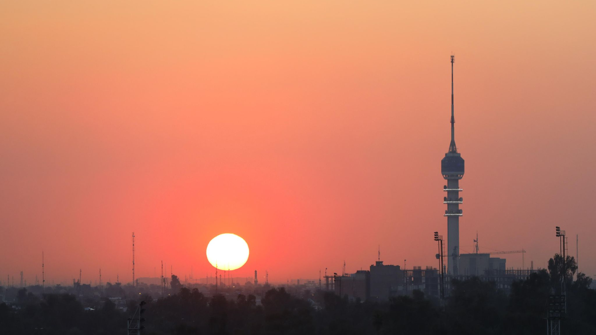 Die Sonne geht hinter der Skyline von Bagdad unter. - Foto: Zhang Miao/XinHua/dpa