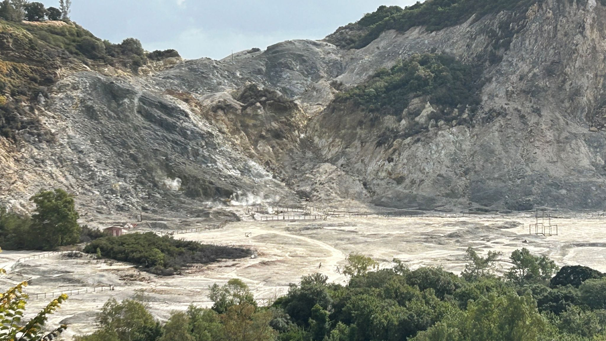 Das Vulkanfeld Solfatara im Westen der italienischen Millionenmetropole Neapel wird immer wieder von Erdbeben erschüttert. - Foto: Christoph Sator/dpa