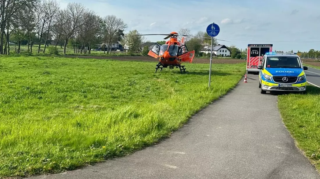 FW Xanten: Motorradbrand nach Verkehrsunfall in Xanten - Bild: presseportal.de