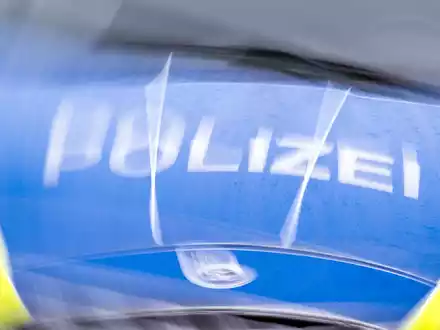 Polizisten und Feuerwehr-Sanitäter mussten nicht die Nachtschicht in dem Heim übernehmen. - Foto: Soeren Stache/dpa
