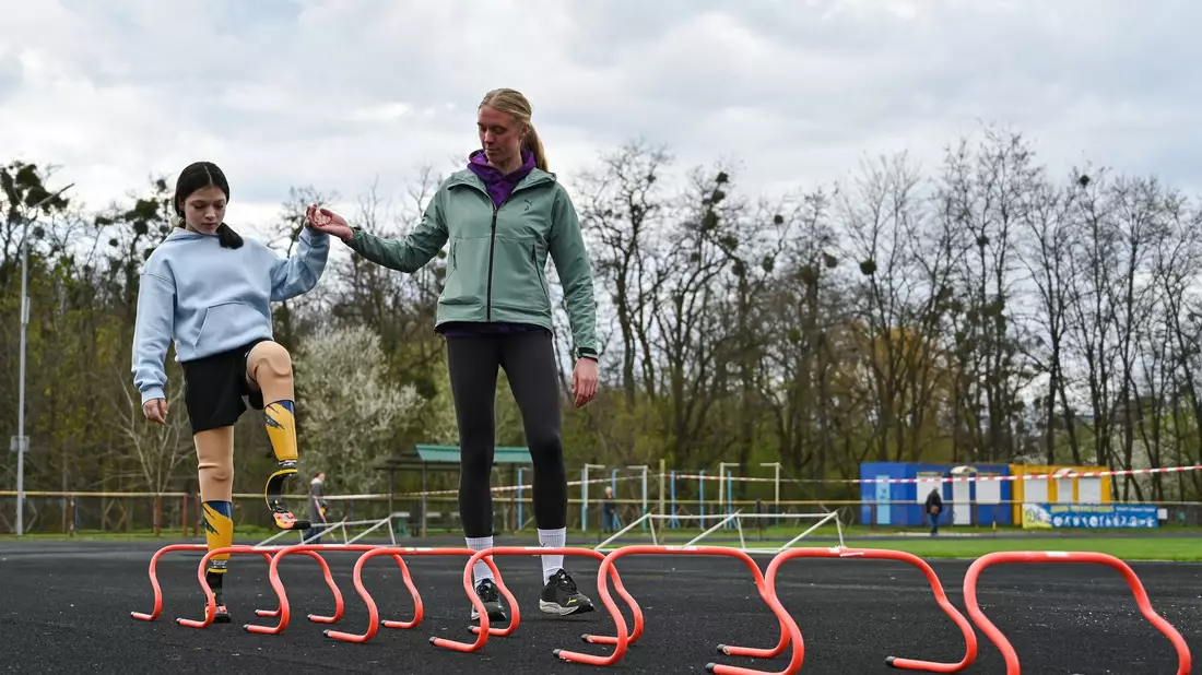 Die 12-jährige Ukrainerin Jana Stepanenko bereitet sich mit Prothesen auf den Boston-Marathon 2024 vor. - Bild: ---/Ukrinform/dpa