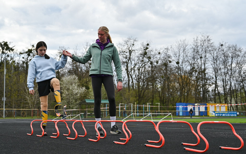 Die 12-jährige Ukrainerin Jana Stepanenko bereitet sich mit Prothesen auf den Boston-Marathon 2024 vor. - Foto: ---/Ukrinform/dpa Die 12-jährige Ukrainerin Jana Stepanenko bereitet sich mit Prothesen auf den Boston-Marathon 2024 vor. - Foto: ---/Ukrinform/dpa