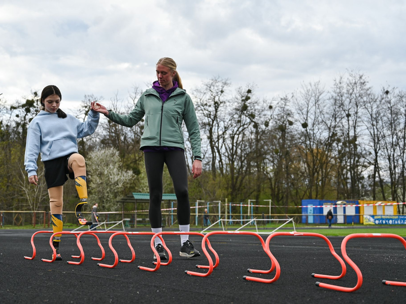 Die 12-jährige Ukrainerin Jana Stepanenko bereitet sich mit Prothesen auf den Boston-Marathon 2024 vor. - Foto: ---/Ukrinform/dpa