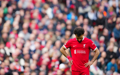 Die Liverpooler um Mohamed Salah kassierten gegen Crystal Palace eine überraschende Heim-Niederlage. - Foto: Jon Super/AP/dpa