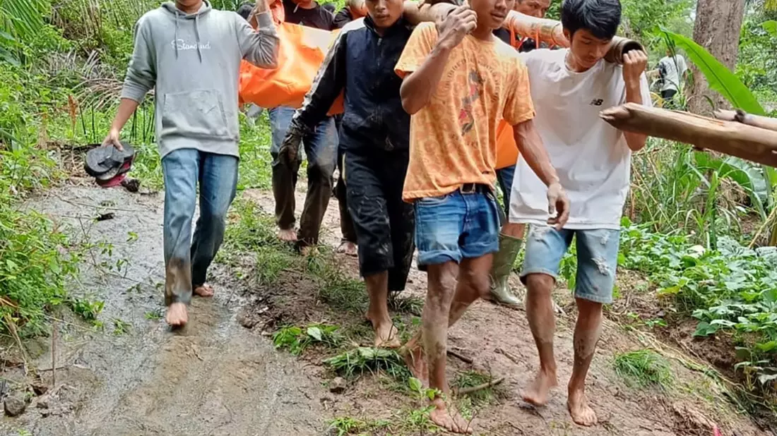 Ein Opfer wird geborgen: Bei Erdrutschen auf der indonesischen Insel Sulawesi sind mehrere Menschen ums Leben gekommen. - Bild: BPBD Tana Toraja/XinHua/dpa