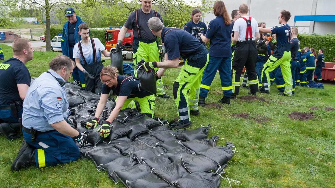 FW Gronau: Gemeinsam Sandsäcke packen / Ausbildung Hochwasserschutz von THW und Feuerwehr Gronau - Bild: presseportal.de