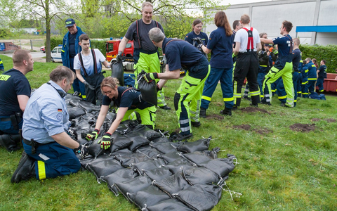 FW Gronau: Gemeinsam Sandsäcke packen / Ausbildung Hochwasserschutz von THW und Feuerwehr Gronau - Foto: presseportal.de